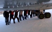 В Красноярском крае пассажиры толкали примёрзший к взлетно-посадочной полосе ТУ-134
